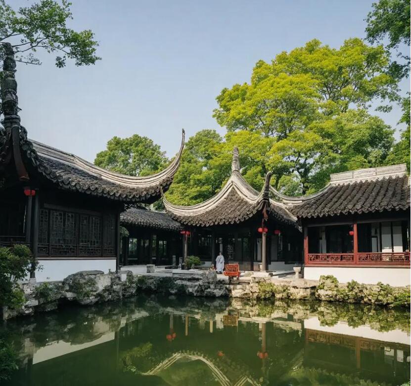 丽江古城吵闹餐饮有限公司